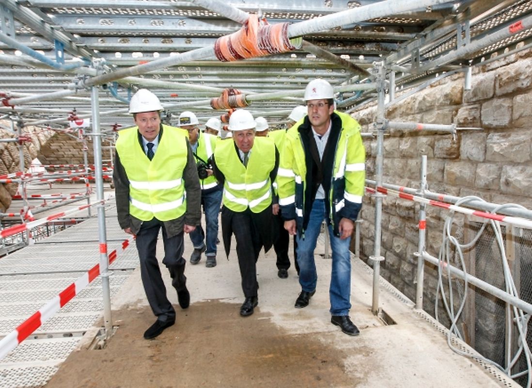 Großherzog Henri besichtigt die Sanierung des Pont Adolphe. 