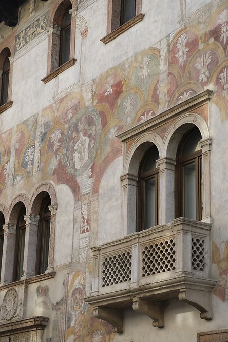 Auf der Fassade des Palazzo Alberti Colico überlagern sich zwei Fresken aus dem 15. und 16. Jahrhundert. 
