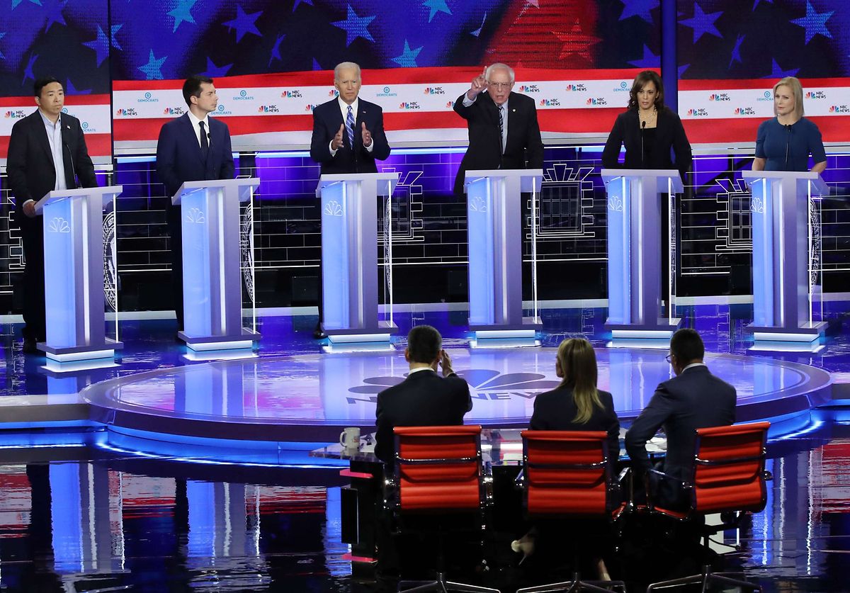 (V.l.n.r.): Bei der zweiten Runde der demokratischen Präsidentschaftsdebatte waren Andrew Yang, Pete Buttigieg, Joe Biden, Sen. Bernie Sanders, Sen. Kamala Harris und Sen. Kirsten Gillibrand vertreten.