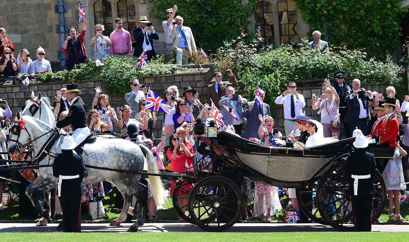 Nach der Trauung fuhr das Brautpaar in einer offenen Kutsche erst durch die Anlagen von Schloss Windsor und anschließend durch das nahe gelegene Dorf. 