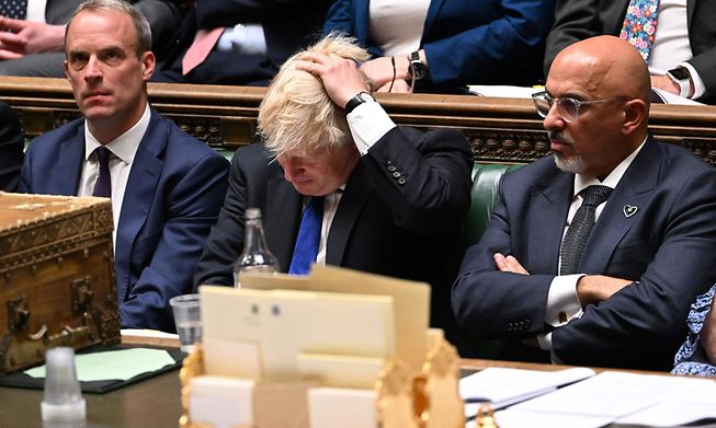 Boris Johnson flanked by Justice Secretary Dominic Raab (L) and Britain's new Chancellor of the Exchequer Nadhim Zahawi (R) during prime minister's questions on July 6, 2022