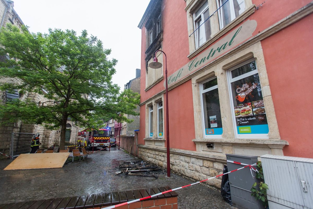 Wohnungsbrand Grand - Rue, in Rümelingen, Cafe Central, Foto Lex Kleren