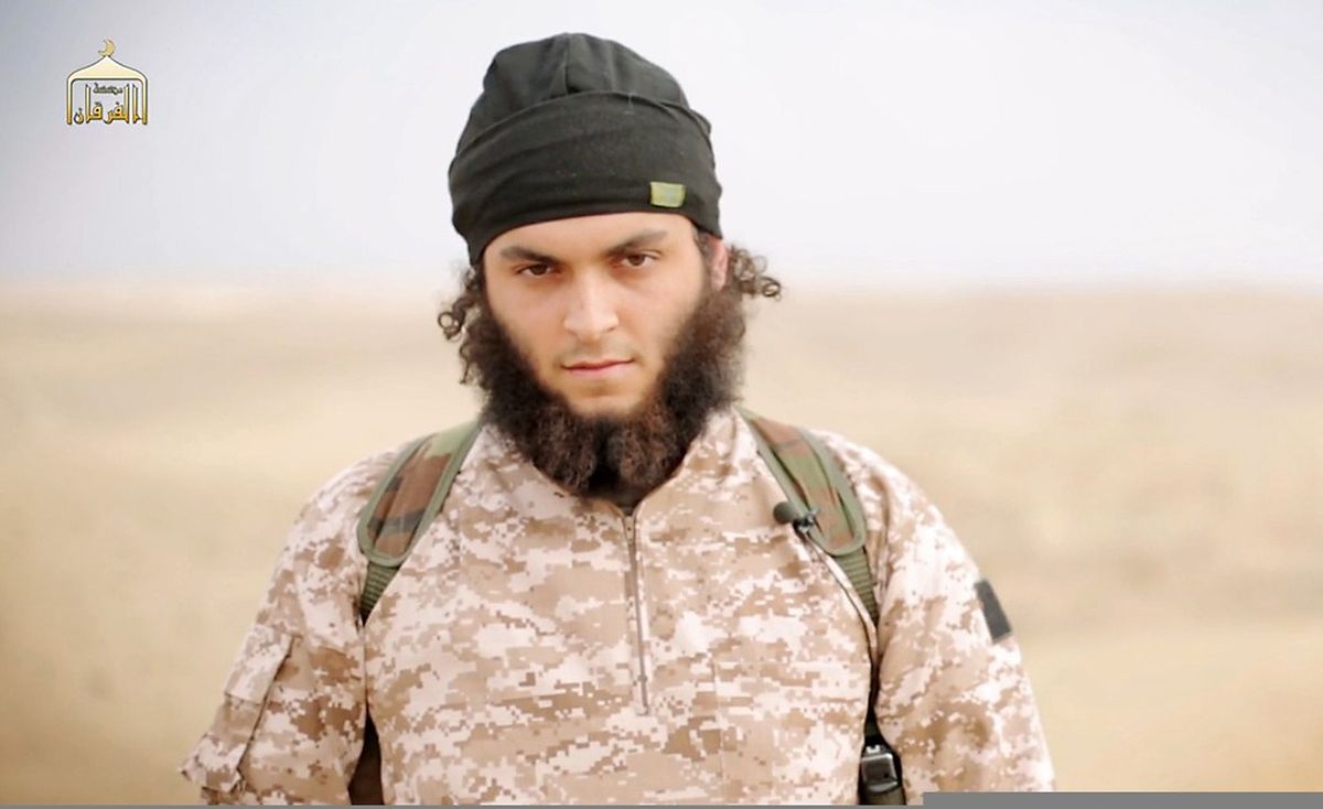 Mickael Dos Santos,um jihadista francês, filho de portugueses em França. A mãe tê-lo-á identificado no vídeo divulgado esta semana no vídeo em que, alegadamente, a organização mostra os preparativos para a execução de 15 sírios.