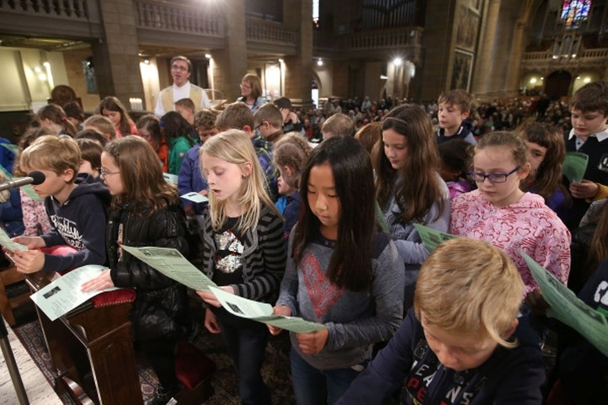 Andacht mit den Kindern der ersten Kommunion aus den Pfarrverbänden "Hueschtert-Nidderaanwen-Schëtter" und "Sandweiler-Syrdall".