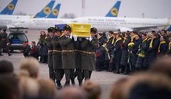 No dia 19 de janeiro os corpos das 11 vítimas ucranianas do acidente, entre as quais os nove membros da tripulação, foram repatriados para Kiev.