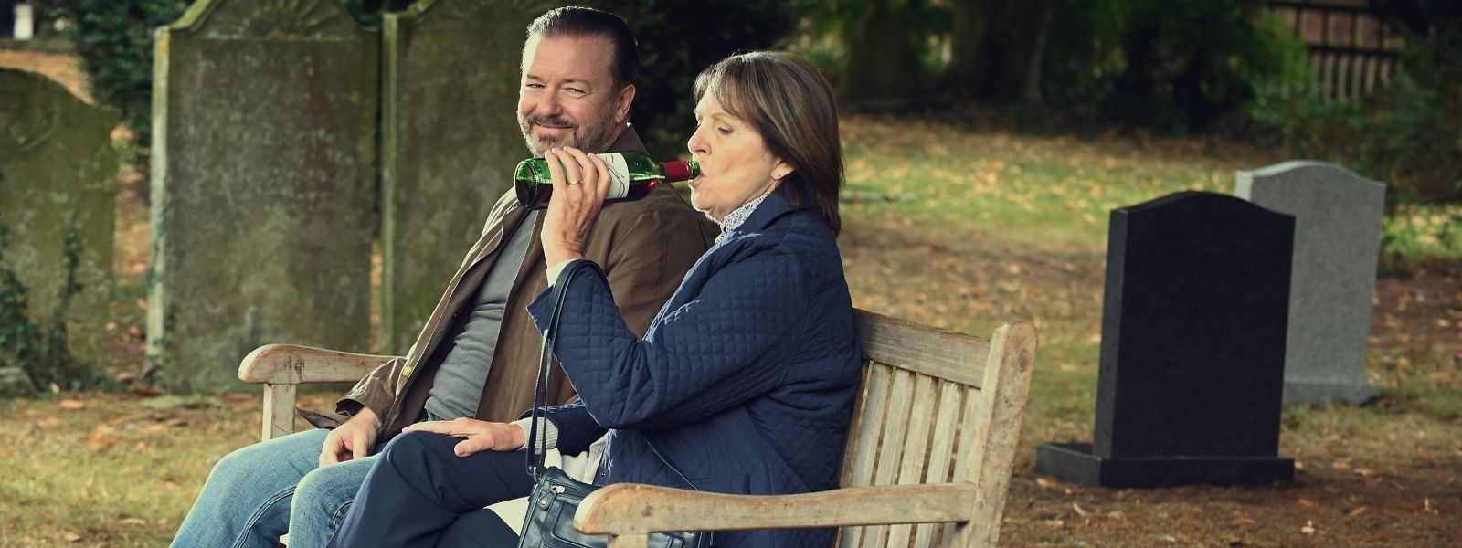 Anne (Penelope Wilton) und Tony (Ricky Gervais) sinnieren auf dem Friedhof über den Sinn des Lebens ohne ihre Partner. 