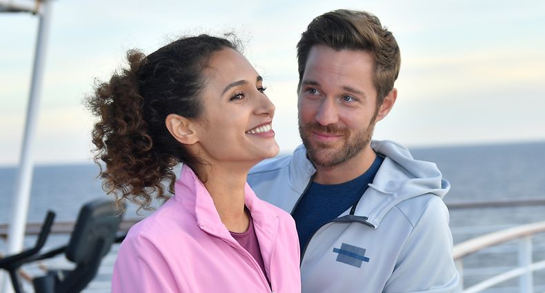 Fitnesstrainer Lennart (Tommy Schlesser) hat das Herz von Lilani (Michaela Saba) im Sturm erobert. Doch er ahnt nicht, wer sie wirklich ist.