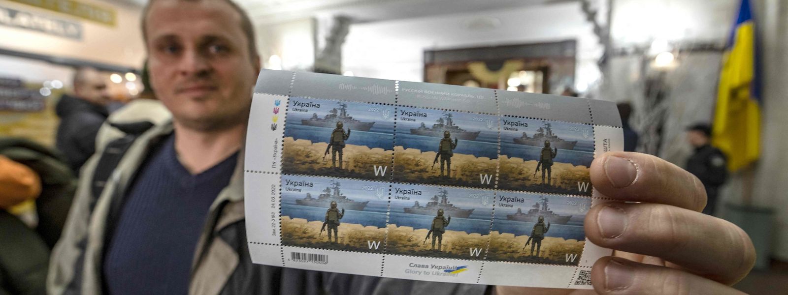 Em Kiev formaram-se filas nas estações de correio para comprar este novo selo, símbolo da resistência contra os russos.