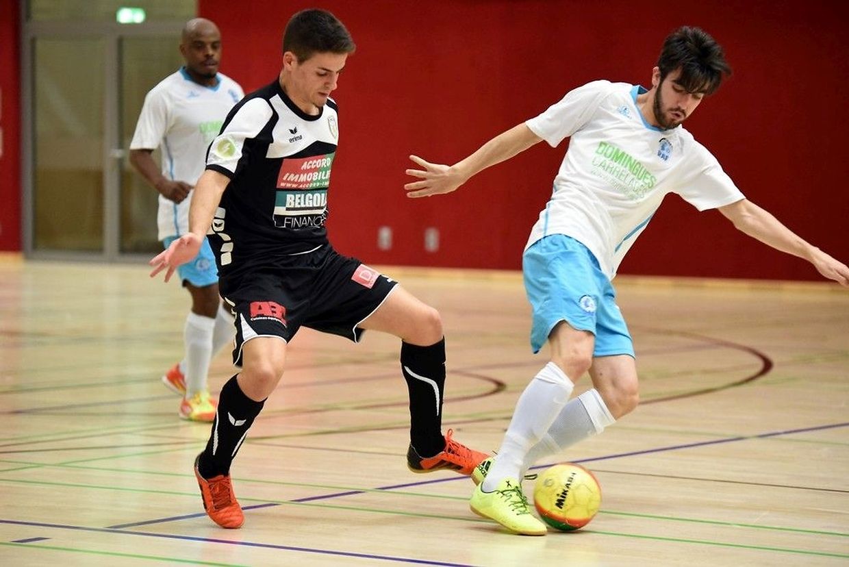 Filipe Sampaio, à gauche (Union Titus Pétange Futsal) et Rafael Fernandes da Silva du RAF Differdange qui a trouvé le chemin du succès.