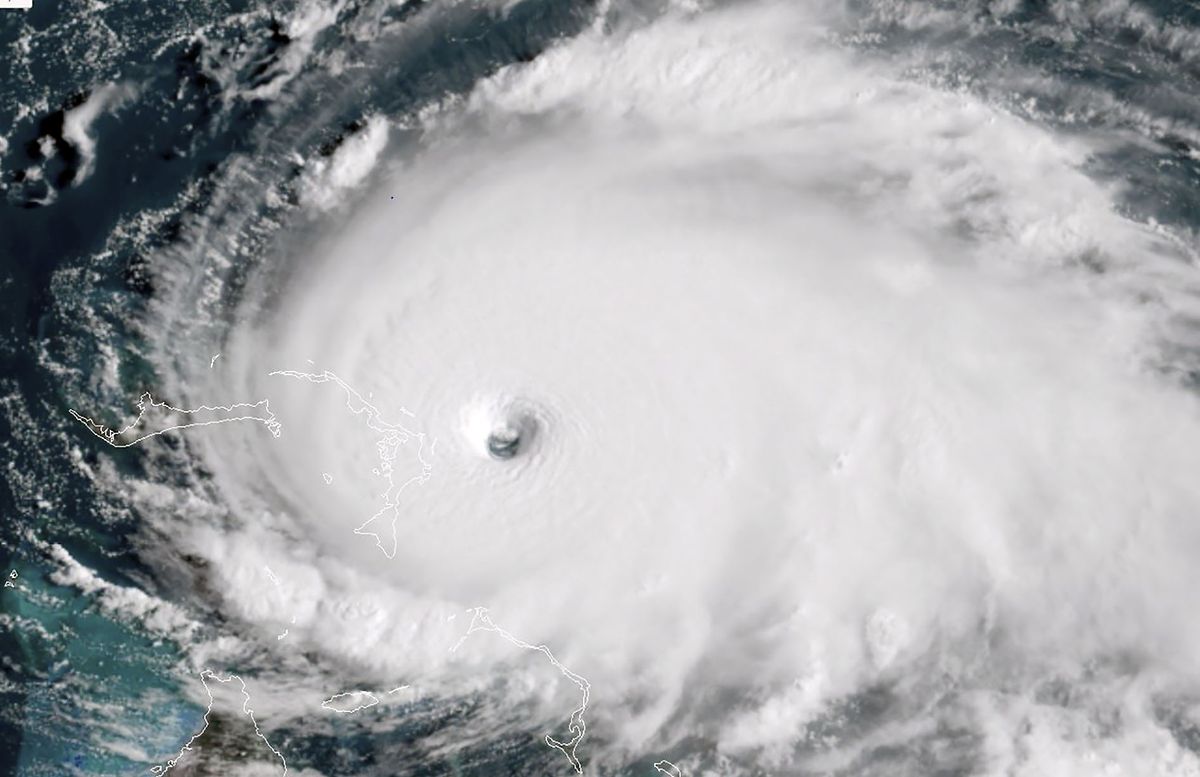 Imagem captada por um satélite mostra o furacão a aproximar-se das Bahamas