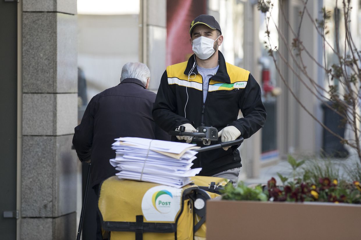 In Esch verteilte die Post die Masken.