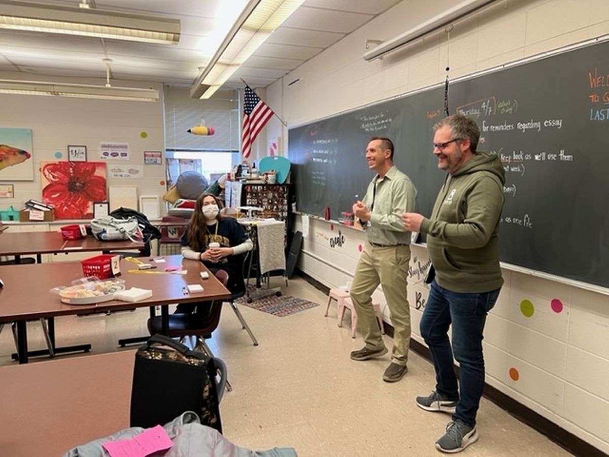 En avril 2022, l'enseignant Marc Zimer (à droite) a rendu visite à la Central High School de La Crosse (Wisconsin).