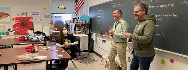 Im April 2022 besuchte Lehrer Marc Zimer (rechts) die Central High School in La Crosse (Wisconsin).