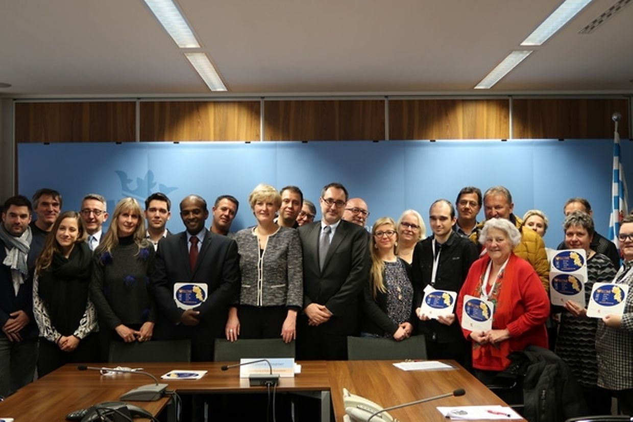 (au milieu) Francine Closener, secrétaire dÉtat à lÉconomie