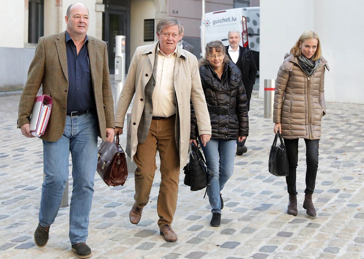 Die Sozialisten schlichen sich kommentarlos ins Außenministerium. 