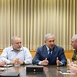 Benjamin Netanjahu (r) und Verteidigungsminister Avigdor Lieberman bei einem Treffen am Montag mit Vertretern der israelischen Streitkräfte.