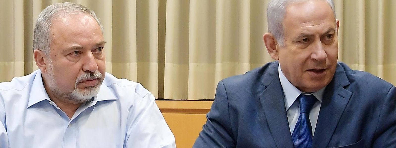 Benjamin Netanjahu (r) und Verteidigungsminister Avigdor Lieberman bei einem Treffen am Montag mit Vertretern der israelischen Streitkräfte.