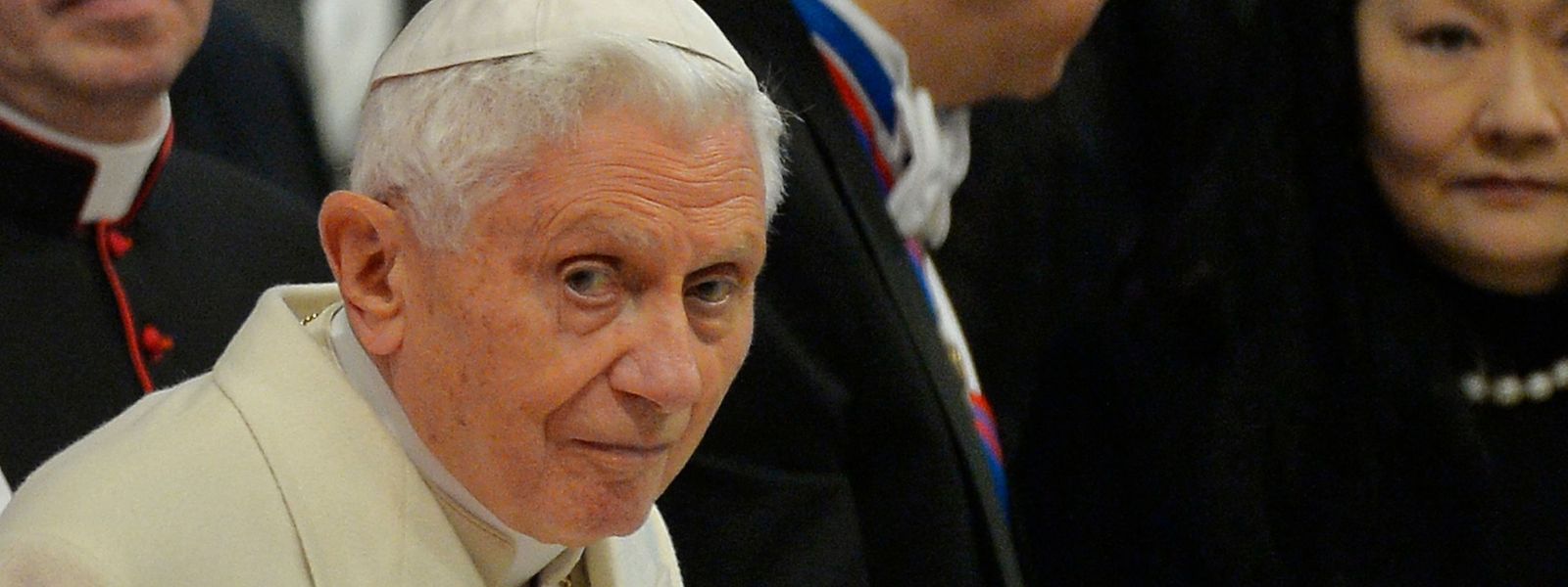 Der emeritierte Papst Benedikt XVI. wird von einem neuen Missbrauchsgutachten schwer belastet.