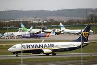 ARCHIV - 19.03.2020, Großbritannien, Birmingham: Ein Flugzeug der irischen Billigfluggesellschaft Ryanair steht auf dem Birmingham Airport. Die irische Billig-Airline Ryanair ist wegen Sprachtests, die südafrikanische Passagiere vor Flügen nach Großbritannien absolvieren müssen, in die Kritik geraten. (zu dpa «Kritik an Ryanair wegen Sprachtests für südafrikanische Passagiere») Foto: Nick Potts/PA Wire/dpa +++ dpa-Bildfunk +++
