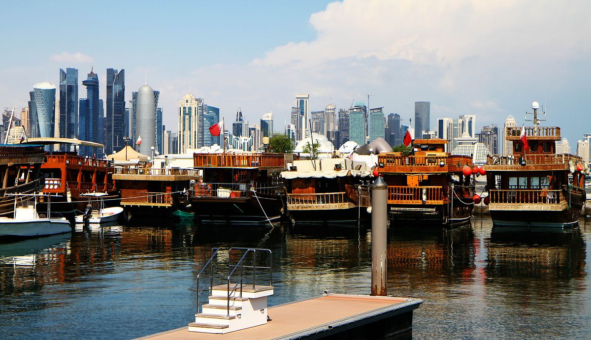 Tradition trifft Moderne: Dhau-Boote vor der Skyline von Doha.