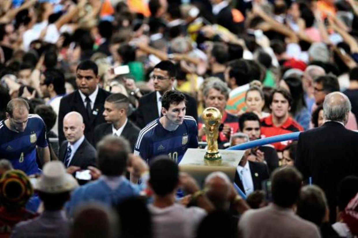 First Prize in the Sports Category, Singles
Le Chinois Bao Tailiang, photographe au Chengdu Economic Daily rend hommage au footballeur argentin Lionel Messi regardant le Trophée des championnats du monde au stade de Maracana à Rio de Janeiro.
