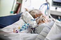 19.11.2021, Bayern, Gauting: Infusionsschläuche sind am Bett eines intubierten Corona-Patienten in einem Intensivbett-Zimmer in der Asklepios Klinik zu sehen Foto: Matthias Balk/dpa +++ dpa-Bildfunk +++