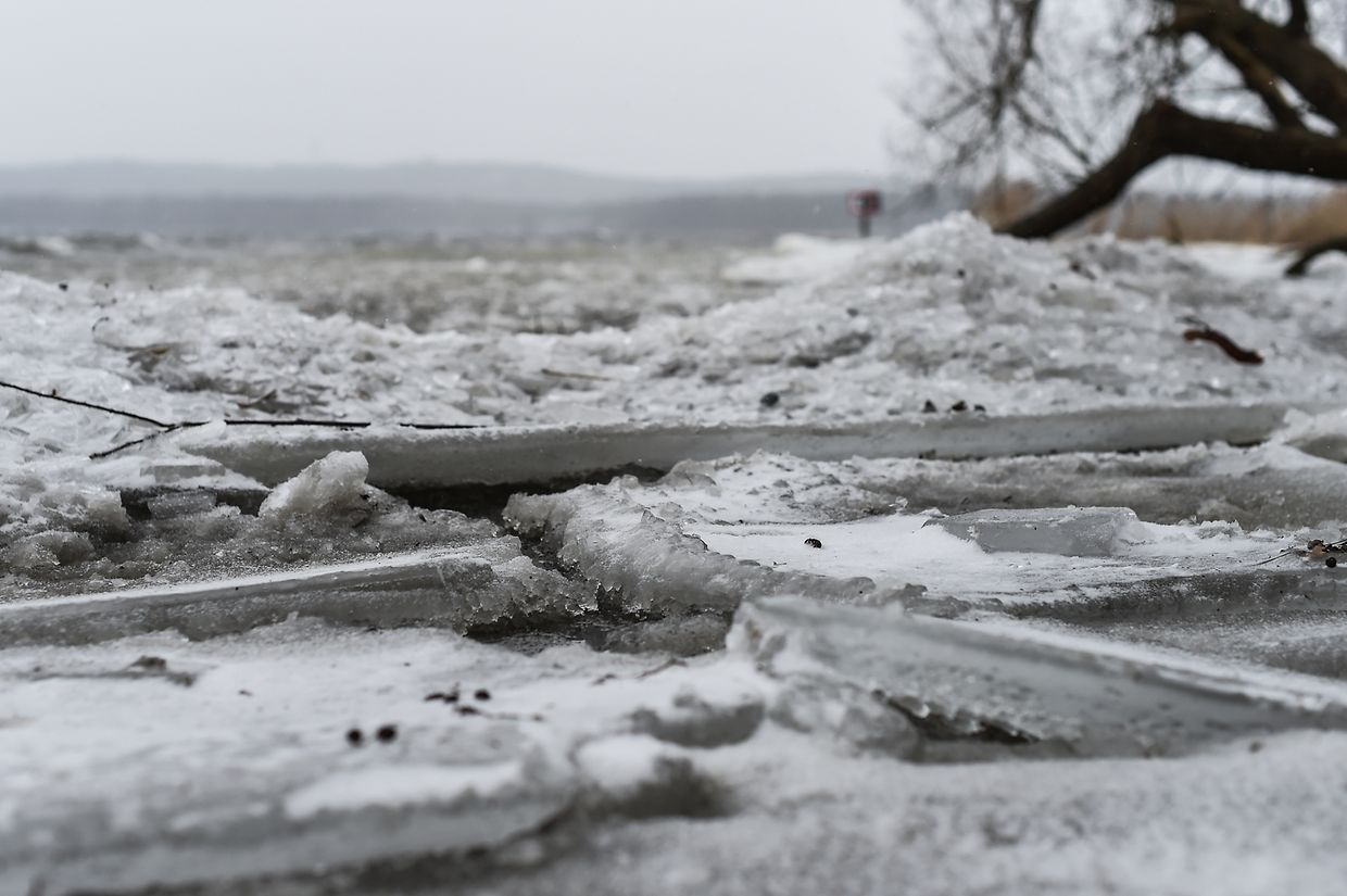 Das Winterwetter hat den Norden und die Mitte Deutschlands fest im Griff. Schnee und Eis sorgen für massive Verkehrsprobleme, manche haben aber auch ihren Spaß daran.