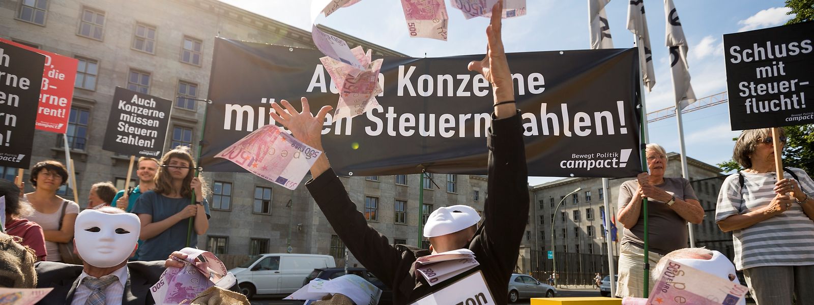 Der öffentliche Druck wächst: Demonstration in Berlin gegen Steuervermeidung von Großkonzernen.