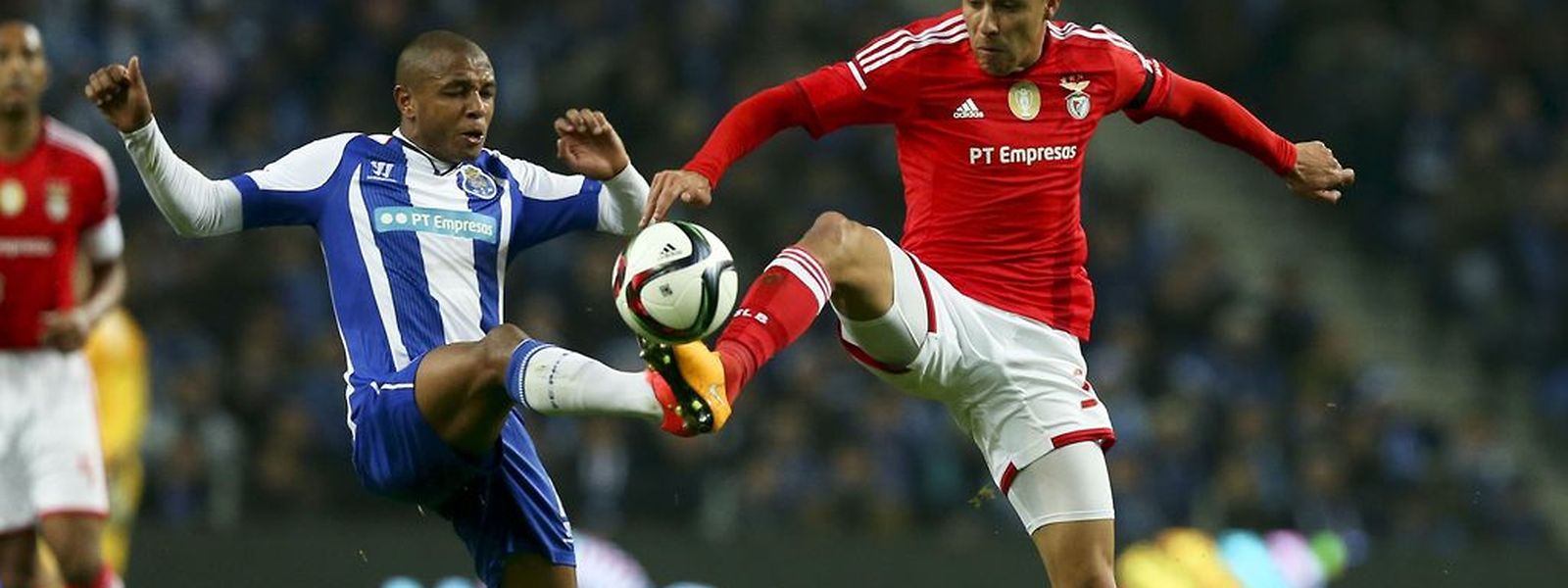 Brahimi e  Enzo Perez em luta pela bola no clássico
