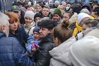 Cidadãos ucranianos tentam entrar num comboio na estação de Odessa, que as autoridades pensam ser um dos próximos alvos militares da Rússia, depois da invasão de 24 de fevereiro. 
