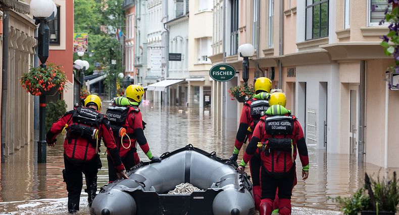 Hochwasser nach Starkregen , Echternach , Evakuierung per Boot  ,  Foto:Guy Jallay/Luxemburger Wort