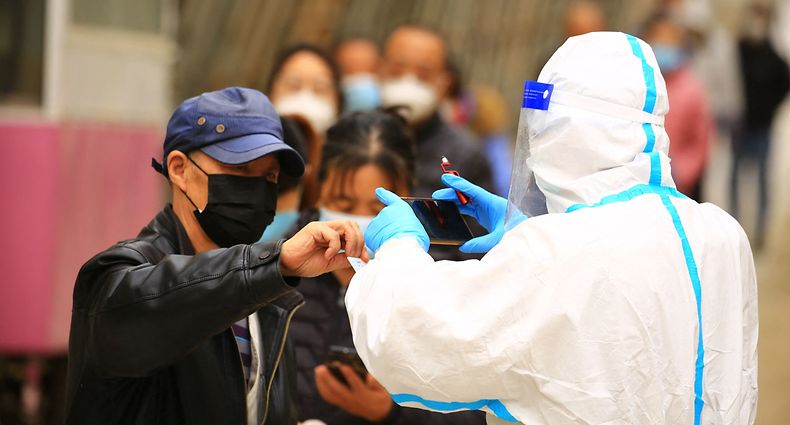 Residents queue for swab testing for the Covid-19 coronavirus in Jiayuguan, in China's northwestern Gansu province on November 24, 2022. (Photo by AFP) / China OUT
