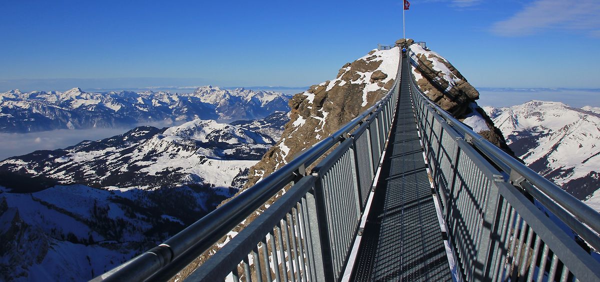 Nur wenige Kilometer von Gstaad entfernt kann man in luftiger Höhe über den Glacier-3000-Gletscher wandel.