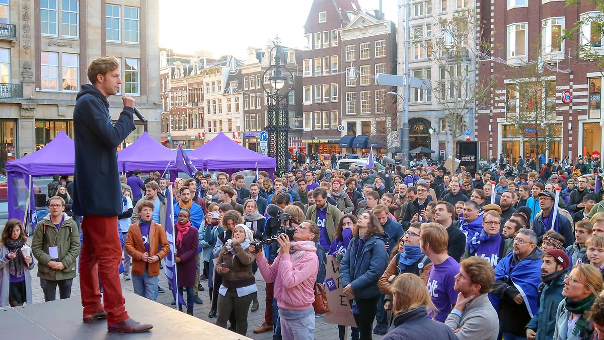 Damian Boeselager, einer der Gründer der proeuropäischen Partei Volt, steht in Amsterdam bei einer Kundgebung auf der Bühne.