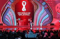 01.04.2022, Katar, Doha: Fußball: WM, Auslosung der Vorrunde in Doha. Fifa-Präsident Gianni Infantino spricht zu Beginn der Auslosung auf der Bühne. Foto: Christian Charisius/dpa +++ dpa-Bildfunk +++