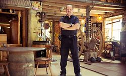 „Müsste ich mich selbst beschreiben, würde ich von mir behaupten, ich sei ziemlich eigenartig, ein organisierter Chaot und sehr tiefgründig, wenn ich nicht gerade auf der Bühne stehe.“