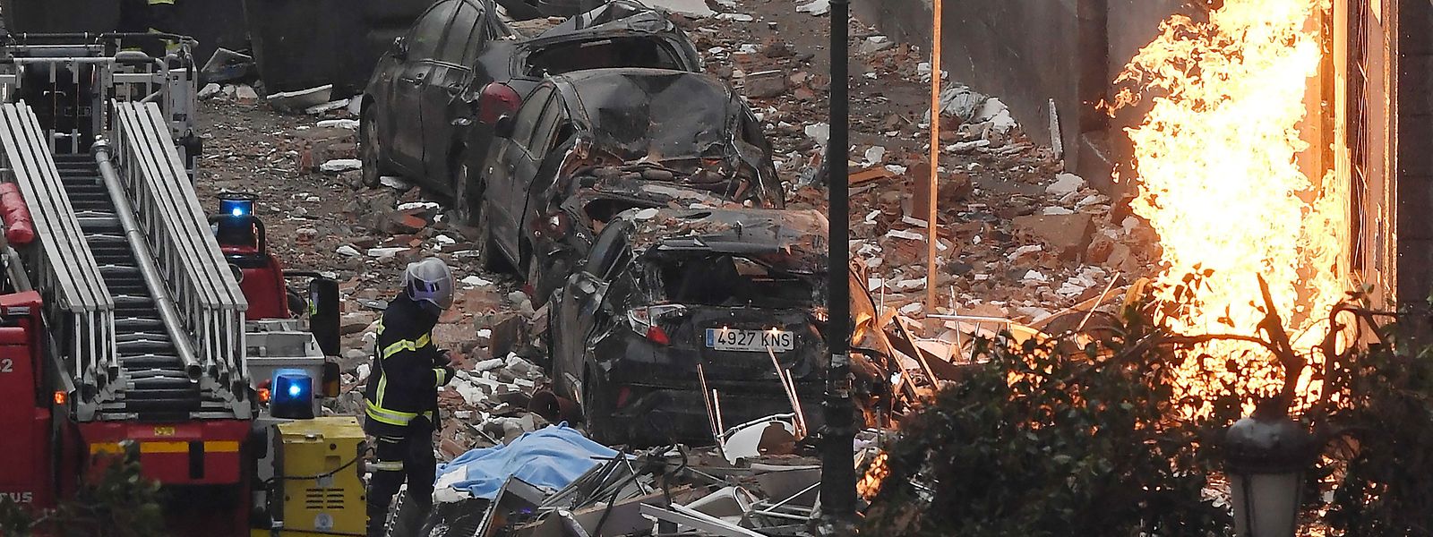 Die Straße vor dem Gebäude war mit Trümmern übersät.