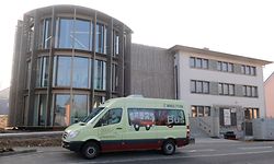 GR Kehlen 7.3. - Nach der Pilotphase steht der K-Bus (hier vor dem sich im Aus- und Umbau befindlichen Rathaus) wegen der zu geringen Nutzung, die die hohen Ausgaben nicht rechtfertigen, vor dem Aus.