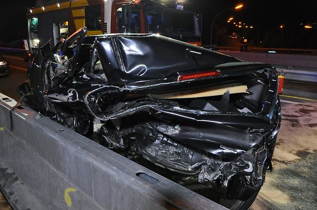 Der Wagen der unschuldigen Automobilistin wurde regelrecht zerquetscht.