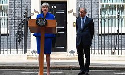 Theresa May verkündet ihren Willen, eine Regierung mit Duldung der DUP zu bilden. 