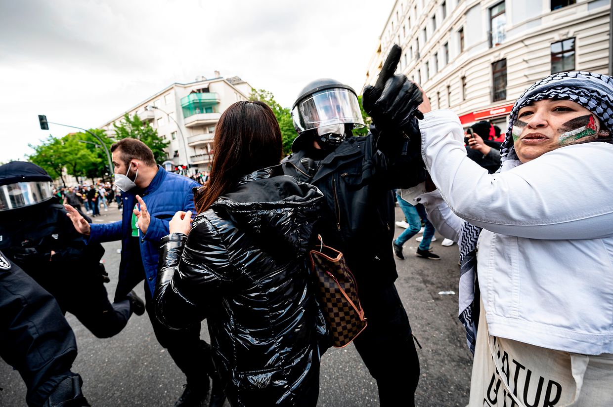 Die Berliner Polizei hatte die Protestaktion zunächst wegen Verstößen gegen die Corona-Hygieneregeln für aufgelöst erklärt. Da sich Demonstrationsteilnehmer aber nicht an die Anordnung hielten, gingen die Beamten im Stadtteil Neukölln gegen sie vor.