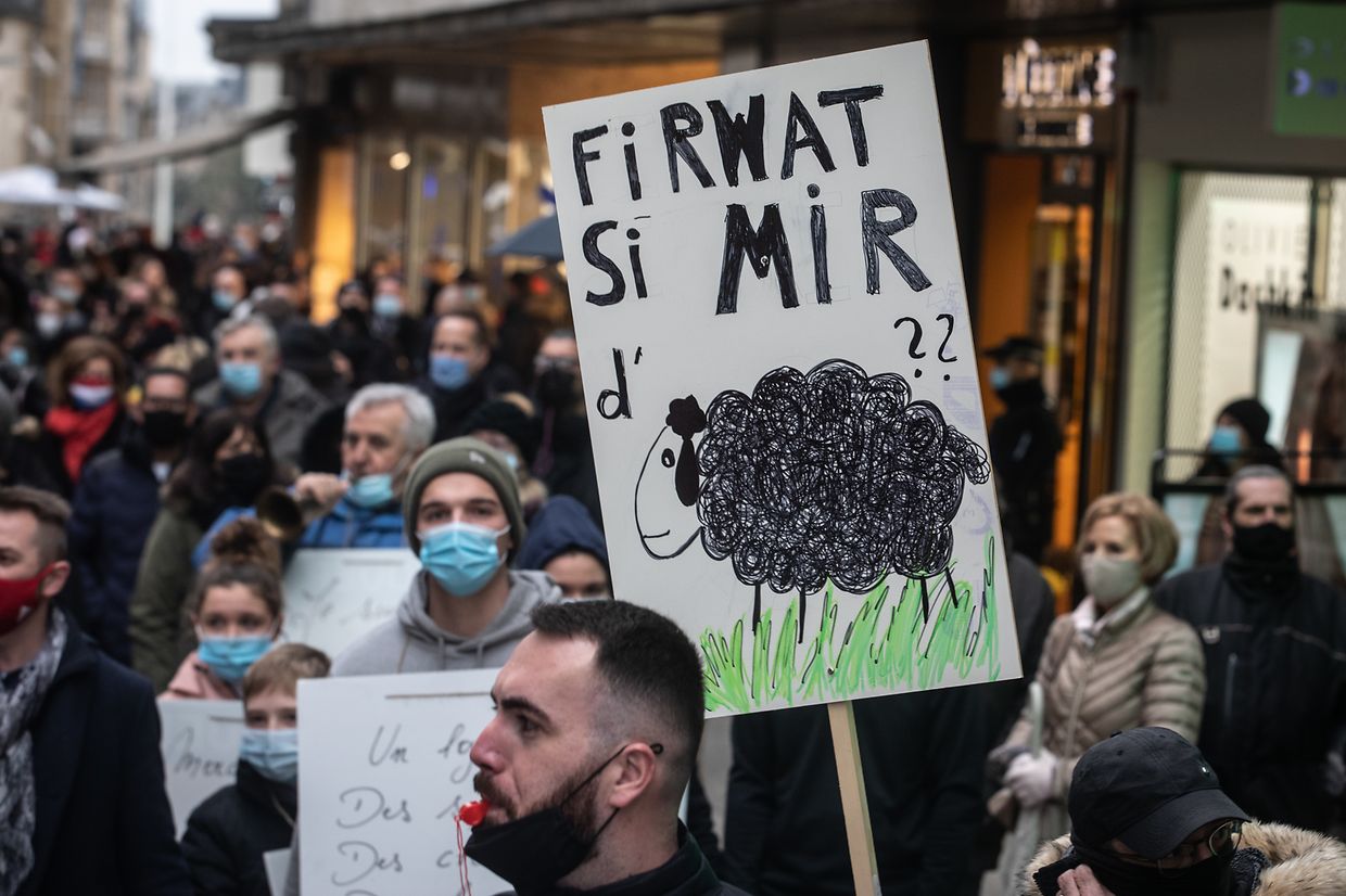 Hunderte Menschen haben sich am Samstagnachmittag während eines Protestzuges in der Hauptstadt dafür ausgesprochen, dass Cafés und Restaurants wieder öffnen dürfen.