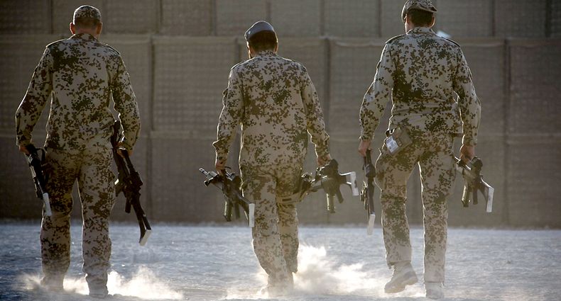 ARCHIV - 03.10.2013, Afghanistan, Kundus: Bundeswehrsoldaten tragen Waffen zum Depot. (Illustration zu dpa: " Bundeswehr stellt sich in Afghanistan auf mehr Gewalt ein") Foto: picture alliance / dpa +++ dpa-Bildfunk +++