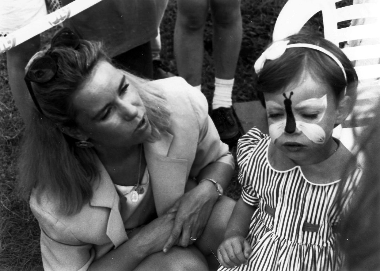 1993: Das kunstvolle „Make-up” für Prinzessin Alexandra wird von Erbgroßherzogin Maria Teresa bestaunt. 