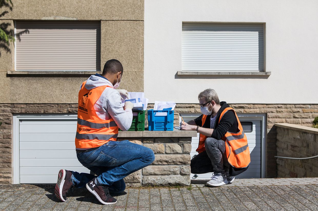 Auch in Düdelingen waren Mitarbeiter der Kommune für die Verteilung der Masken im Einsatz.