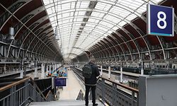 ARCHIV - 23.06.2022, Großbritannien, London: Ein Fahrgast steht im Bahnhof Paddington, wo der Zugverkehr nach einem landesweiten Streik weiterhin unterbrochen ist. (Zu dpa "Eine Insel voller Probleme - Woran es in Großbritannien hapert") Foto: Ashlee Ruggels/PA Wire/dpa +++ dpa-Bildfunk +++