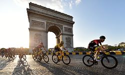 ARCHIV - 28.07.2019, Frankreich, Paris: Radsport: UCI WorldTour - Tour de France Rambouillet - Paris (128,00 km), 21. Etappe. Egan Arley Bernal Gomez (2.v.r.) aus Kolumbien von Team Ineos im Gelben Trikot des Gesamtführenden fährt am Arc de Triomphe vorbei.  (zu dpa: «Radsport: Tour de France, Was eine Tour-Absage für den Radsport bedeuten würde») Foto: Pa Wire/PA Wire/dpa +++ dpa-Bildfunk +++