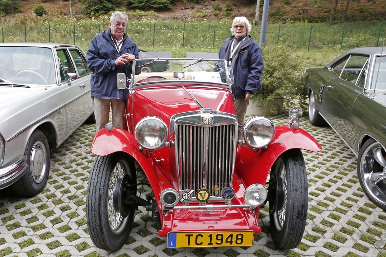 Fachsimpeln über die Autokostbarkeiten: Die Oldtimer-Tour zeigt nicht nur Raritäten, sondern ist auch der Anlaufpunkt für die Experten. 