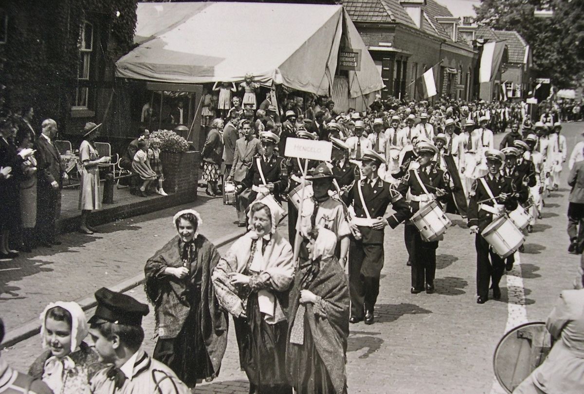 Les «Amis du folklore luxembourgeois» lors de leur première représentation officielle, à Ruurlo.