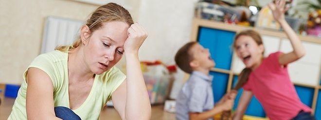 Un enfant atteint de trouble aura du mal à rester en place, fera des fautes d’inattention, prendra beaucoup de temps pour faire ses devoirs, ne pourra s'empêcher de vous interrompre; etc.